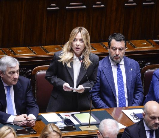 Meloni alla Camera “Niente dimissioni o rimpasto, non scappo. Fango dalle opposizioni” / Video. Schlein “Nessun italiano oggi sta meglio”