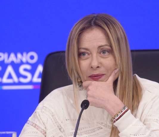 Via libera dal CdM al decreto sul Piano Casa, Meloni: “100 mila nuovi alloggi in 10 anni”. Prorogato il taglio delle accise / Video
