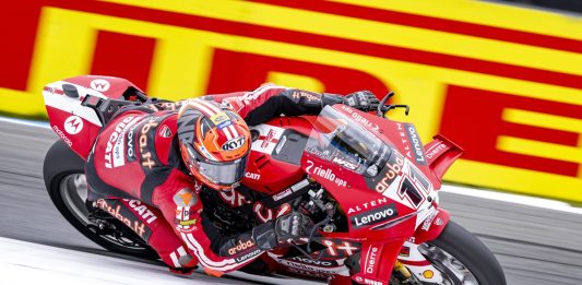 Superbike, tripletta per Bulega ad Assen. Barbier “Conferme da nuove posteriori morbide di gamma”