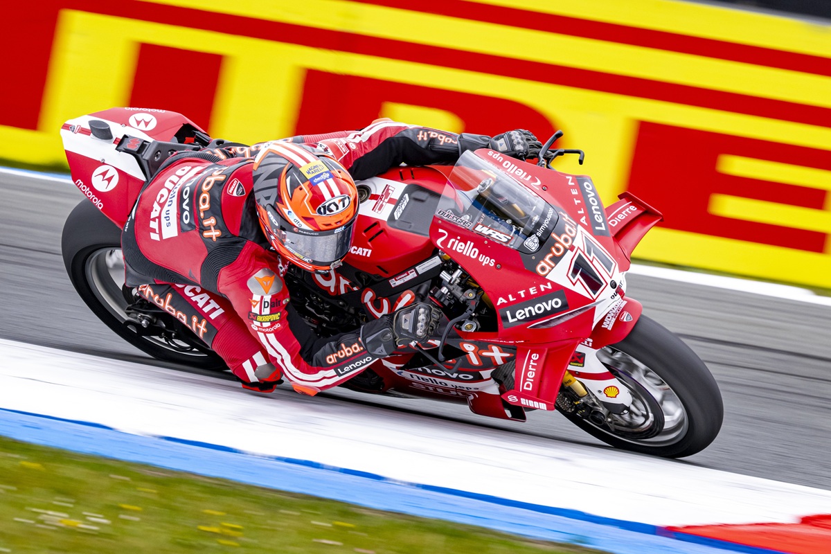 Superbike, tripletta per Bulega ad Assen. Barbier “Conferme da nuove posteriori morbide di gamma”