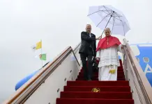 Il Papa ad Algeri inizia il viaggio in Africa e risponde a Trump “Non ho paura e non faccio dibattito, io parlo di pace”