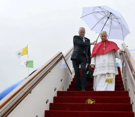 Il Papa ad Algeri inizia il viaggio in Africa e risponde a Trump “Non ho paura e non faccio dibattito, io parlo di pace”