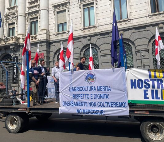 Il corteo dei Patrioti arriva in piazza Duomo, partiti anche i controcortei di protesta / Foto e Video