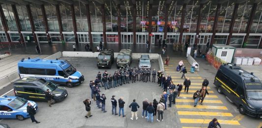 Operazione interforze a Roma nell’area della stazione Termini, oltre 11 mila euro di sanzioni e 160 kg di alimenti sequestrati