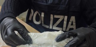 Caveau della droga nascosto in casa al Quarticciolo, un arresto a Roma