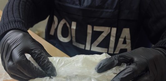 Caveau della droga nascosto in casa al Quarticciolo, un arresto a Roma