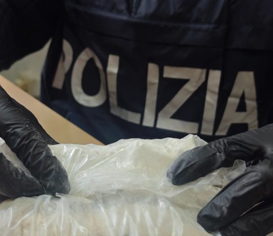 Caveau della droga nascosto in casa al Quarticciolo, un arresto a Roma