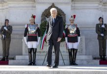 25 aprile, Mattarella rende omaggio ai caduti all’Altare della Patria. Poi le celebrazioni a San Severino Marche / Video