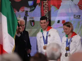 I portabandiera azzurri di Milano-Cortina riconsegnano il tricolore al Quirinale, Mattarella “Scritta pagina indimenticabile”