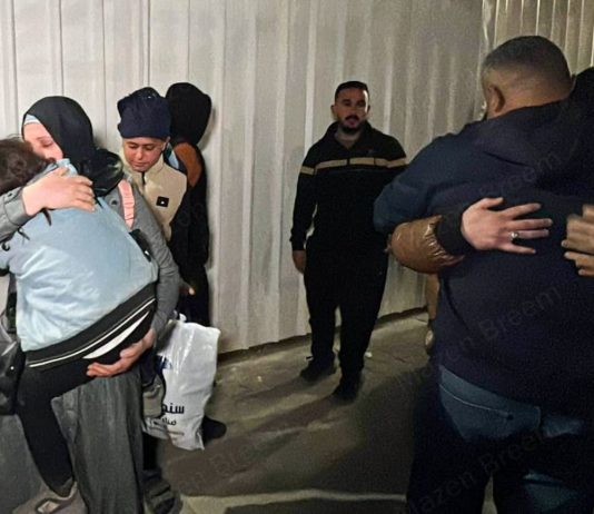 Nuovo gruppo di cittadini palestinesi rientra a Gaza dal valico di Rafah