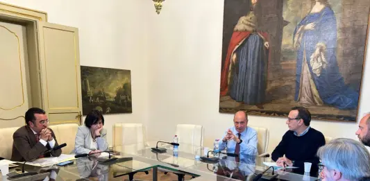 Carburanti, in Sicilia allo studio soluzioni contro rincaro trasporto merci sullo Stretto di Messina