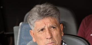 Vasco da Gama plays in Argentina, but his coach watches the match from home