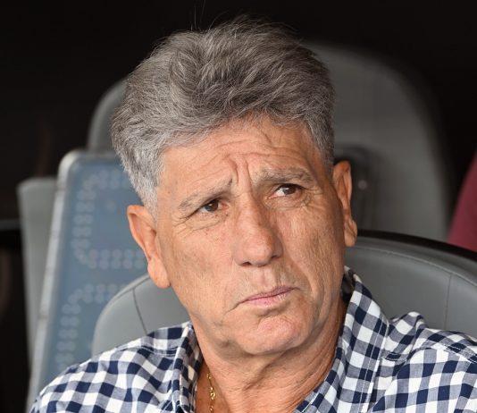 Vasco da Gama plays in Argentina, but his coach watches the match from home