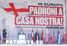 Patrioti in piazza Duomo a Milano, Salvini “No all’esercito europeo voluto da Macron e i suoi simili” / Foto e Video