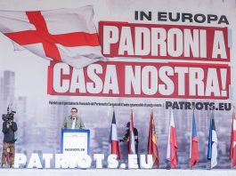 Patrioti in piazza Duomo a Milano, Salvini “No all’esercito europeo voluto da Macron e i suoi simili” / Foto e Video