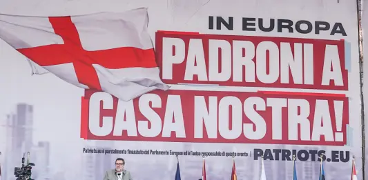 Patrioti in piazza Duomo a Milano, Salvini “No all’esercito europeo voluto da Macron e i suoi simili” / Foto e Video