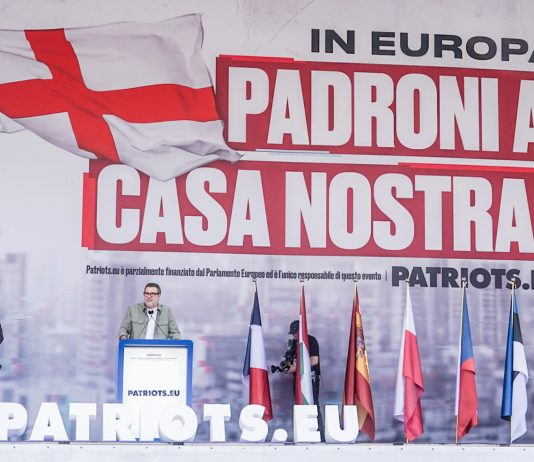 Patrioti in piazza Duomo, Salvini “No all’esercito europeo voluto da Macron e i suoi simili” / Foto e Video