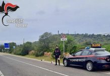 Posizionano dei massi in mezzo alla strada nella notte in Gallura, fermati 6 minorenni