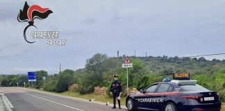 Posizionano dei massi in mezzo alla strada nella notte in Gallura, fermati 6 minorenni