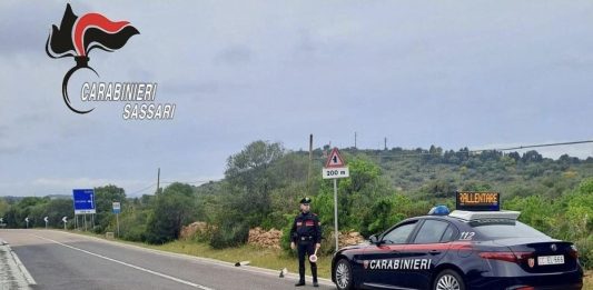 Posizionano dei massi in mezzo alla strada nella notte in Gallura, fermati 6 minorenni
