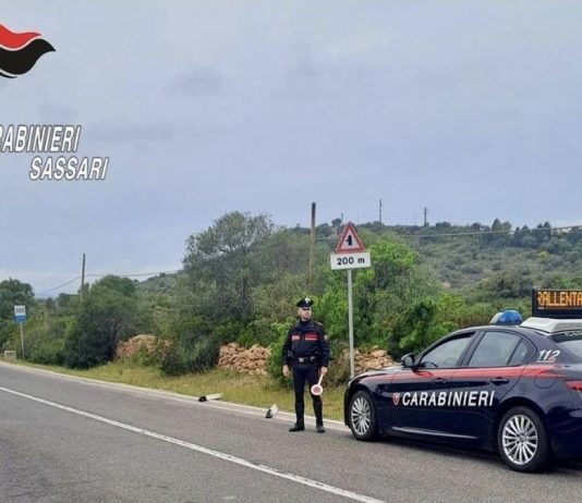Posizionano dei massi in mezzo alla strada nella notte in Gallura, fermati 6 minorenni
