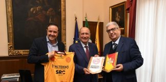 Schifani riceve la maglia dell’Athletic club Palermo