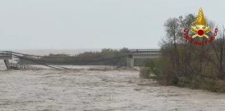 Centro-Sud nella morsa del maltempo. Crolla viadotto su fiume Trigno tra Abruzzo e Molise, c’è un disperso