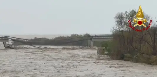 Centro-Sud nella morsa del maltempo. Crolla viadotto su fiume Trigno tra Abruzzo e Molise, c’è un disperso