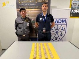 116 ovuli di eroina nell’intestino, arrestato un corriere della droga all’aeroporto di Elmas