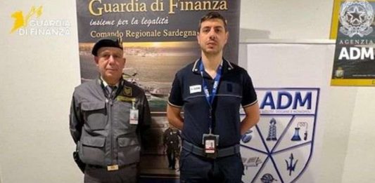 116 ovuli di eroina nell’intestino, arrestato un corriere della droga all’aeroporto di Elmas