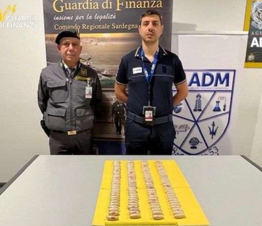 116 ovuli di eroina nell’intestino, arrestato un corriere della droga all’aeroporto di Elmas