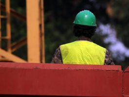 Incidenti sul lavoro, operaio muore schiacciato da un muletto a Catania. Nel Lucchese perde la vita un 30enne