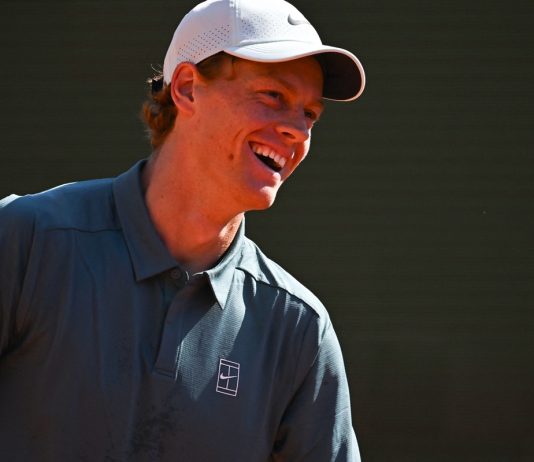 Esordio sul velluto per Jannik Sinner a Montecarlo, Humbert battuto in due set e ottavi raggiunti. Debutto ok anche per Alcaraz
