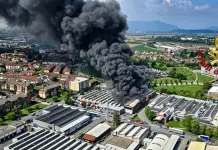 In fiamme un edificio industriale alle porte di Torino