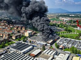 In fiamme un edificio industriale alle porte di Torino