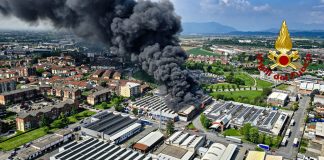 In fiamme un edificio industriale alle porte di Torino