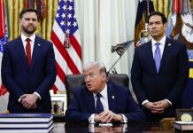 Tra guerra e purghe, Trump mette a rischio il voto