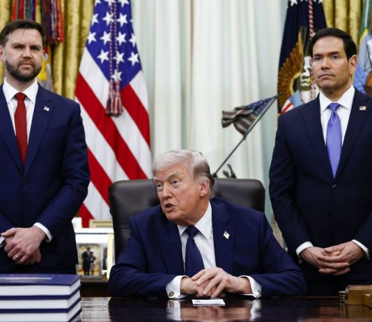 Tra guerra e purghe, Trump mette a rischio il voto