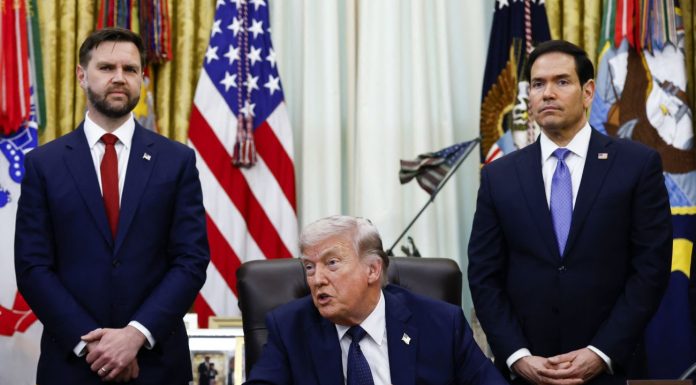 Tra guerra e purghe, Trump mette a rischio il voto