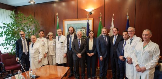 Il commissario Ue per la salute Várhelyi in visita al Policlinico Gemelli
