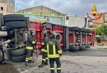 Incidente stradale a Palermo, mezzo pesante si ribalta dopo uno scontro con un’auto
