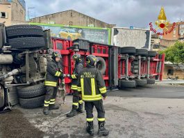 Incidente stradale a Palermo, mezzo pesante si ribalta dopo uno scontro con un’auto