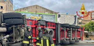 Incidente stradale a Palermo, mezzo pesante si ribalta dopo uno scontro con un’auto