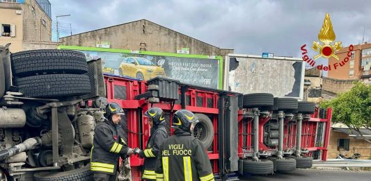 Incidente stradale a Palermo, mezzo pesante si ribalta dopo uno scontro con un’auto