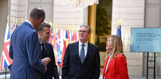 Meloni al vertice dei volenterosi per Hormuz: “Italia pronta a mettere in campo unità navali”. Macron “Apertura senza condizioni”