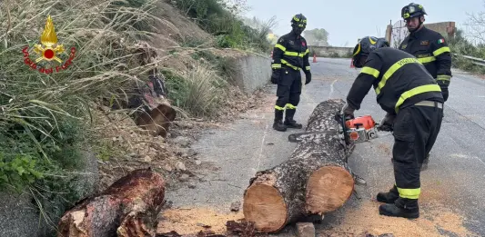 Maltempo, nel Messinese oltre 40 interventi dei Vigili del Fuoco per forte scirocco