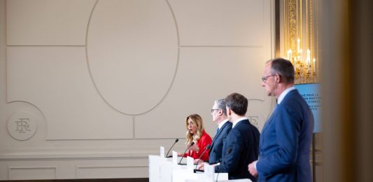 Meloni al vertice dei volenterosi per Hormuz: “Italia pronta a mettere in campo unità navali”. Macron “Apertura senza condizioni” / Video