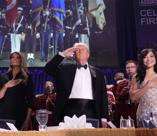 Un uomo spara al gala di Trump, salvo il presidente. Il tycoon “Ecco perché serve la sala da ballo alla Casa Bianca” / Fotogallery