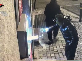 Assalto con esplosivo ad uno sportello Atm nel torinese: tre arrestati / Video