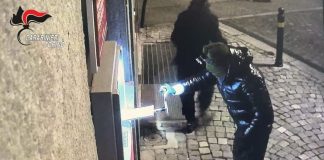Assalto con esplosivo ad uno sportello Atm nel torinese: tre arrestati / Video